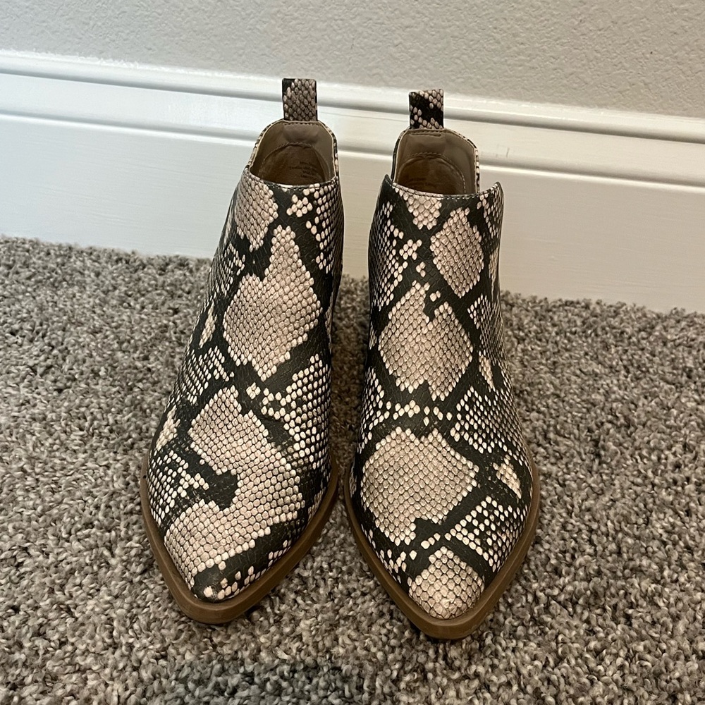 Universal Thread Snakeskin Booties
